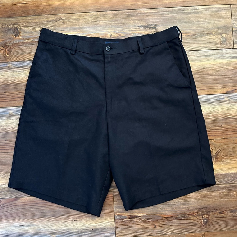 Men’s Dockers Gold pleated black shorts. 36